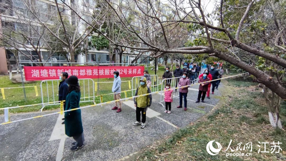 湖塘鎮(zhèn)黨員干部定點、定人、定崗、定責(zé)保障核酸檢測有序進(jìn)行。 武進(jìn)區(qū)委宣傳部供圖