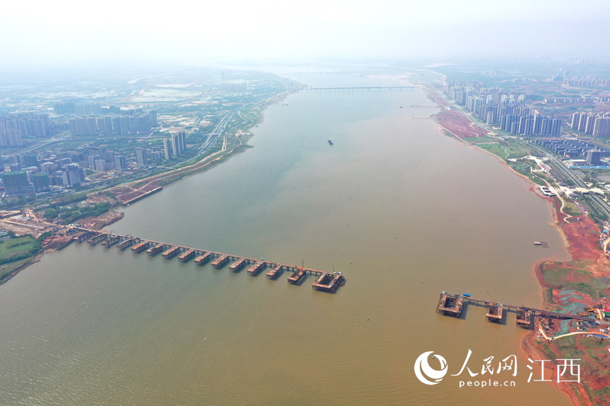 航拍九龍湖過江大橋，該橋是南昌第七座跨贛江通道。 人民網(wǎng) 時(shí)雨攝