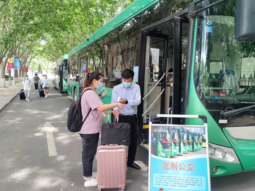 公交車從校園宿舍樓下出發(fā)，直達鄭州火車站和鄭州東站。崔晨攝