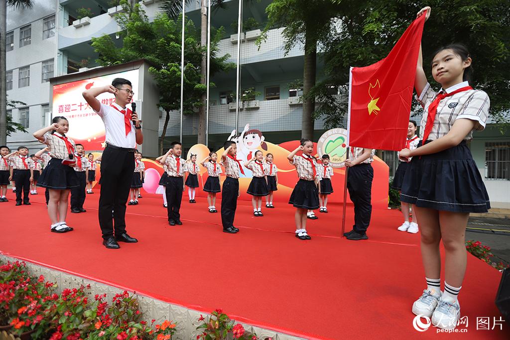 5月31日，在廣西壯族自治區(qū)南寧市民主路小學(xué)，學(xué)校大隊(duì)輔導(dǎo)員帶領(lǐng)少先隊(duì)員呼號。人民網(wǎng)記者 嚴(yán)立政攝