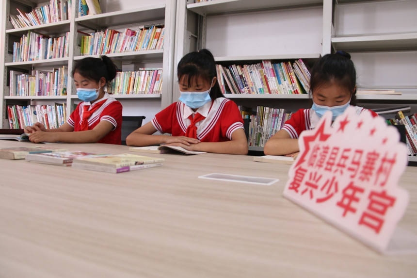 河北省臨漳縣柏鶴集鄉(xiāng)兵馬寨村復(fù)興少年宮，孩子們在閱覽室讀書。 申志好攝