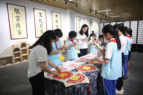 1、長(zhǎng)沙市雨花區(qū)校園清廉家風(fēng)館開館。受訪單位供圖