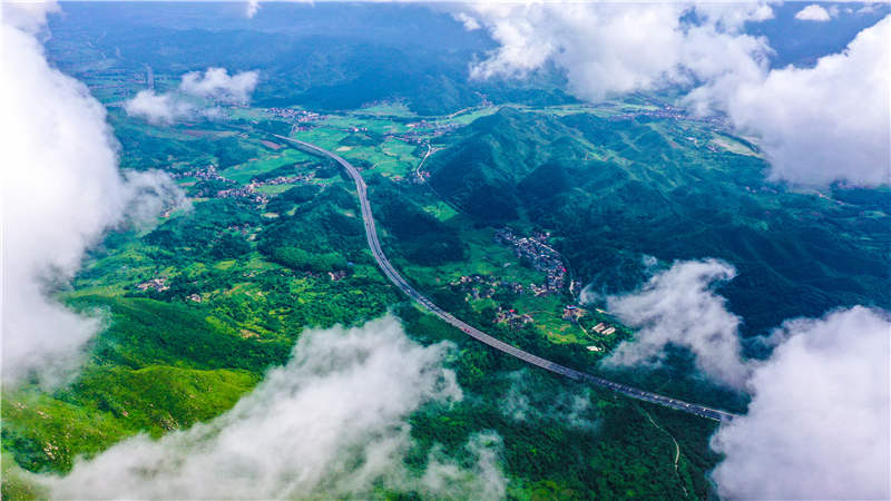 湖南省常寧市廟前鎮(zhèn)泉井村，云霧繚繞，青山蒼翠，公路蜿蜒，秀美如畫(huà)。周秀魚(yú)春攝