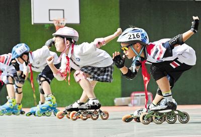 6月23日，邯鄲市邯山區(qū)實驗小學(xué)的學(xué)生在練習(xí)輪滑。 當(dāng)日是國際奧林匹克日，該小學(xué)開展了“我運(yùn)動、我健康、我快樂”為主題的體育活動，通過足球、籃球、武術(shù)、輪滑、擊劍等運(yùn)動，讓學(xué)生們享受運(yùn)動健身的快樂，感受運(yùn)動的魅力。 河北日報通訊員 郝群英攝