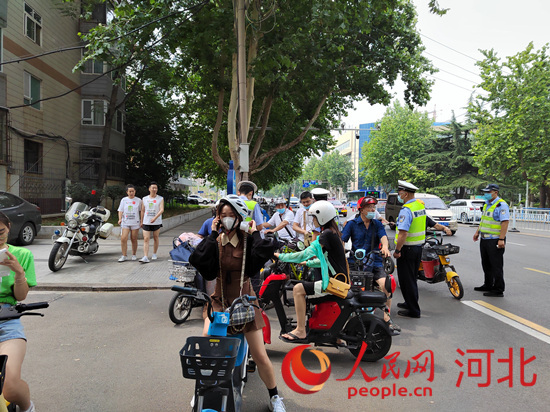 石家莊交警在查處非機動車違章。人民網(wǎng)祝龍超攝