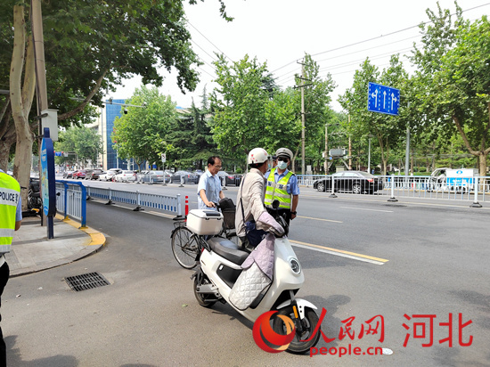 石家莊交警在查處非機動車違章。人民網(wǎng)祝龍超攝