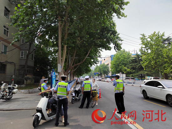 石家莊交警在查處非機動車違章。人民網(wǎng)祝龍超攝