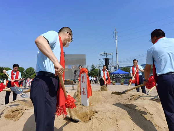 作為今年荷花節(jié)“開場(chǎng)秀”，理士新能源智造園區(qū)項(xiàng)目正式開工。人民網(wǎng) 馬曉波攝