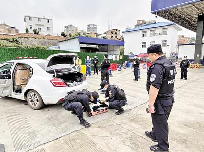 圖為民警對重點車輛是否攜帶毒品進行檢查。省禁毒委供圖