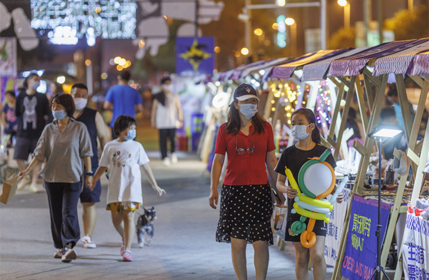 青年無限宇宙潮動市集匯聚眾多文創(chuàng)產(chǎn)品，豐富市民夜生活。王英浩攝