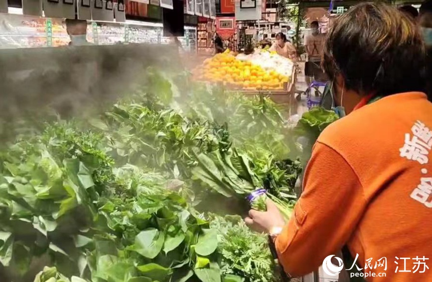 在大潤發(fā)長江北路店里，果蔬、肉蛋等生活必需品種類齊全，供應(yīng)充足，市民正有序選購。無錫市委網(wǎng)信辦供圖