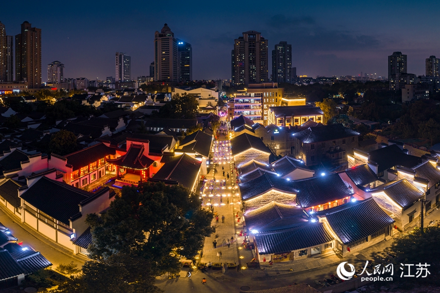 熙南里歷史文化休閑街區(qū)夜景。熙熙攝