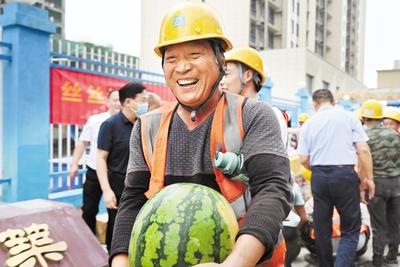 近日，石家莊市橋西區(qū)總工會到中建四局河北分公司某項目工地為一線職工發(fā)放防暑慰問品。圖為領(lǐng)到防暑慰問品的建筑工人露出開心的笑容。 省總工會供圖