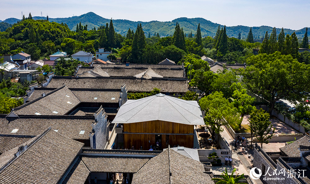 7月23日，空中俯瞰位于寧波市江北區(qū)慈城鎮(zhèn)的抱珠樓。人民網(wǎng) 章勇濤攝