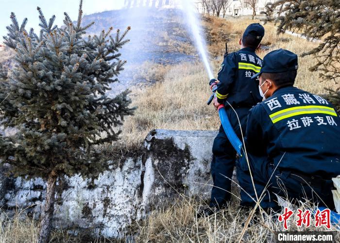 12月6日，布達(dá)拉宮消防救援大隊(duì)在布達(dá)拉宮山體林草區(qū)域開展?jié)窕ぷ??！㈣?攝