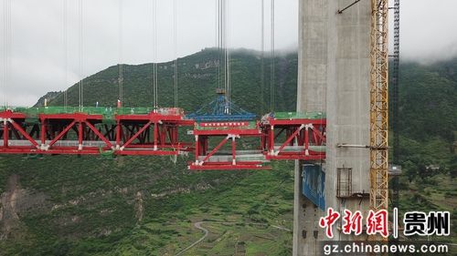 5月30日，貴州習(xí)水，世界山區(qū)峽谷第一高塔懸索橋——赤水河大橋最后一節(jié)鋼桁梁正在拼裝。赤水