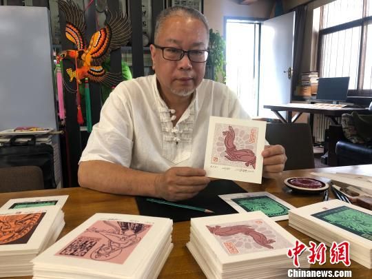 圖為徐晉林展示藏書(shū)票?！⌒煅?攝