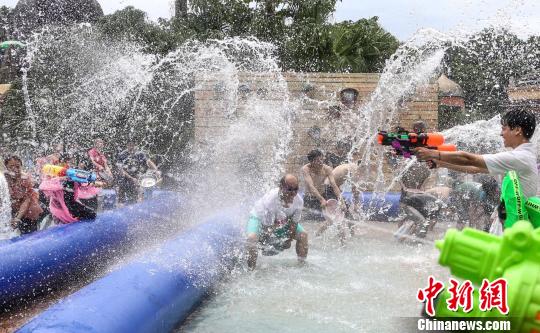 重慶永川一主題公園“水槍大戰(zhàn)”迎夏