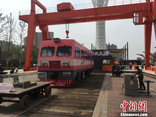 公園內(nèi)的火車車廂與貨場龍門吊等工業(yè)遺跡?！「呒t超 攝