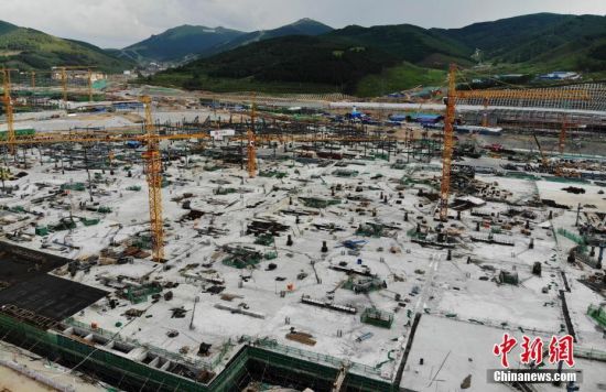 6月28日，航拍鏡頭下的河北張家口冬奧會(huì)太子城冰雪小鎮(zhèn)項(xiàng)目。太子城冰雪小鎮(zhèn)項(xiàng)目位于2022年冬奧會(huì)張家口賽區(qū)核心區(qū)，連接張家口賽區(qū)云頂和古楊樹(shù)兩個(gè)競(jìng)賽場(chǎng)館群，建成后將承擔(dān)賽時(shí)核心區(qū)配套保障功能，提供冬奧頒獎(jiǎng)、貴賓接待、交通換乘、休閑娛樂(lè)等服務(wù)，賽后將成為一座國(guó)際化四季度假小鎮(zhèn)。 中新社記者 楊艷敏 攝