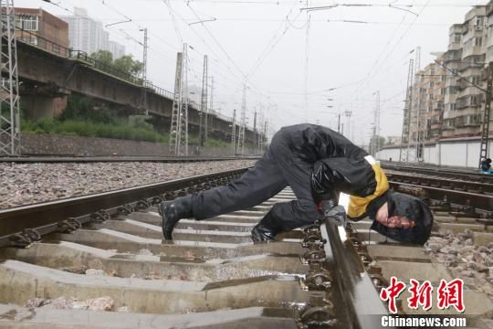 蘭州西工務(wù)段蘭州線路車間職工檢查線路幾何尺寸。　王光輝 攝