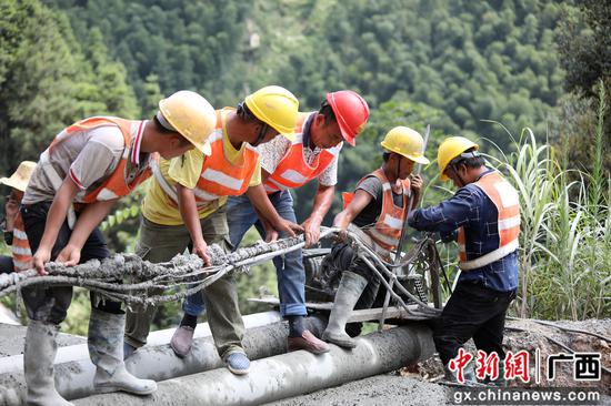 8月13日，融水苗族自治縣境內(nèi)的羅融二級公路施工路段，工人們正冒著37℃的高溫在進行作業(yè)。