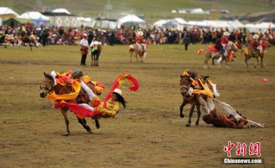 8月4日，四川理塘“八一”賽馬場上演一場精彩的馬術(shù)競技比賽，引來上萬民眾和游客觀賽。圖為牧民騎手進(jìn)行五彩凌空競技。 中新社記者 劉忠俊 攝