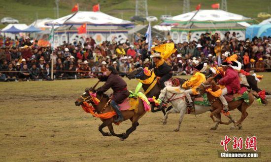 8月4日，四川理塘“八一”賽馬場上演一場精彩的馬術(shù)競技比賽，引來上萬民眾和游客觀賽。 中新社記者 劉忠俊 攝