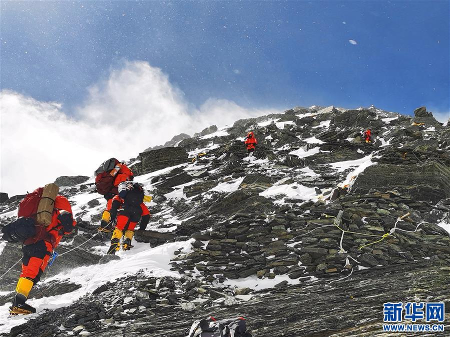 （新華視界）（3）2020珠峰高程測量登山隊(duì)向海拔8300米進(jìn)發(fā)