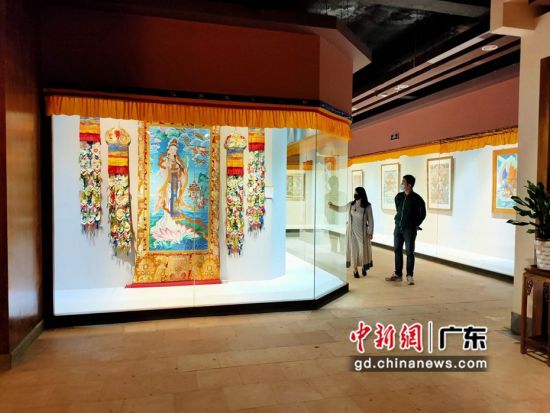 80余幅國家級非遺大師希熱布唐卡作品東莞展出。圖為展出的唐卡作品色澤鮮艷(徐倩 攝)