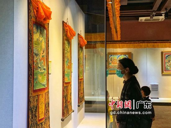 80余幅國家級非遺大師希熱布唐卡作品東莞展出。圖為充滿神秘色彩的唐卡作品吸引人駐足觀看(徐倩 攝)