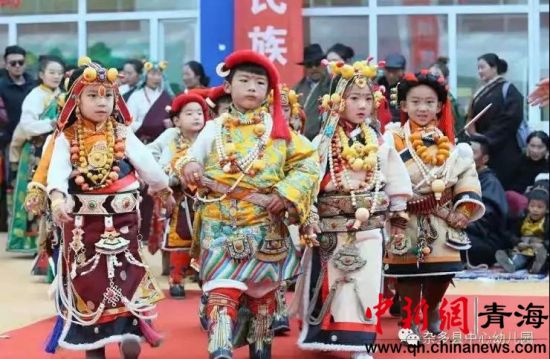 圖為雜多縣中心幼兒園開(kāi)展了以“傳承非遺文化從我開(kāi)始”為主題的親子活動(dòng)暨首屆民間文化游戲節(jié)。