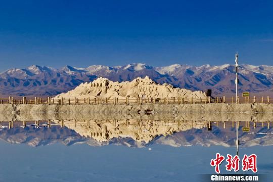 圖為“青海茶卡鹽湖”景區(qū)。（資料圖）　張?zhí)砀！z