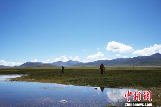 游客體驗在藏徒步：一面是雪域美景，一面是城市巨變