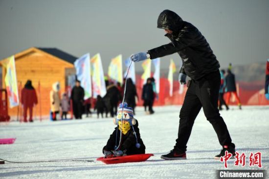 圖為市民戲雪。　丁凱 攝