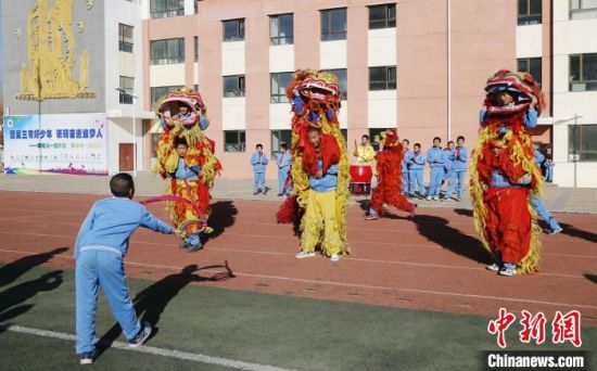 圖為西寧市陽光小學學生參加舞獅社團。　馬銘言 攝