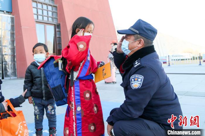 圖為小乘客向拉薩鐵路公安民警敬禮?！『铲i 攝