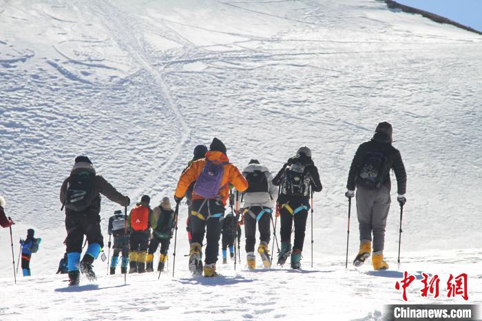 圖為2019年，普通民眾在洛堆峰體驗登雪山活動。資料圖 趙朗 攝