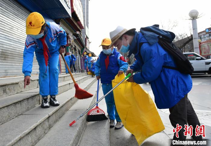 圖為拉薩市小學(xué)生打掃街道?！∝暩聛硭?攝