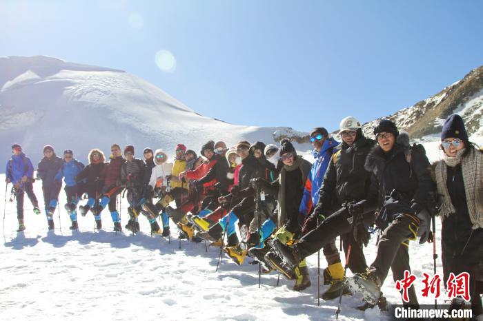 拉薩兩處冰川景點(diǎn)為旅客開放冰雪體驗