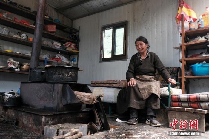 圖為8月6日，“玉麥姐妹”央宗在自家牧場放牧點的小屋里，她傳承了父親的生活習(xí)慣，喜歡待在牧場。 <a target='_blank' ><p  align=