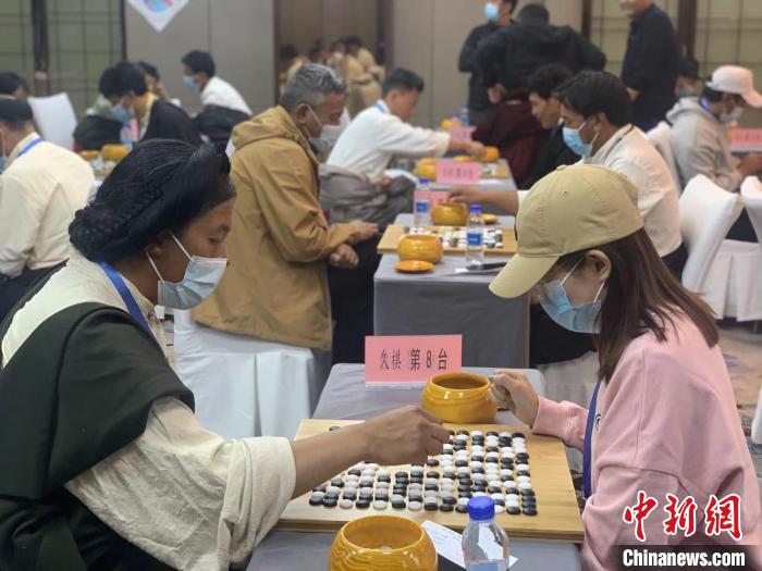 圖為參賽選手正在進行藏棋對弈?！≈x牧 攝