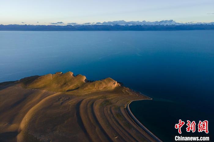 圖為著名的西藏“天湖”納木錯風光，遠處為念青唐古拉雪山?！〗w波 攝