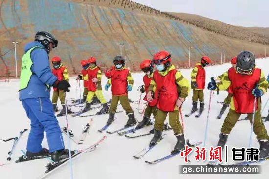 圖為天祝烏鞘嶺國際滑雪場游客享受冰雪運動樂趣。