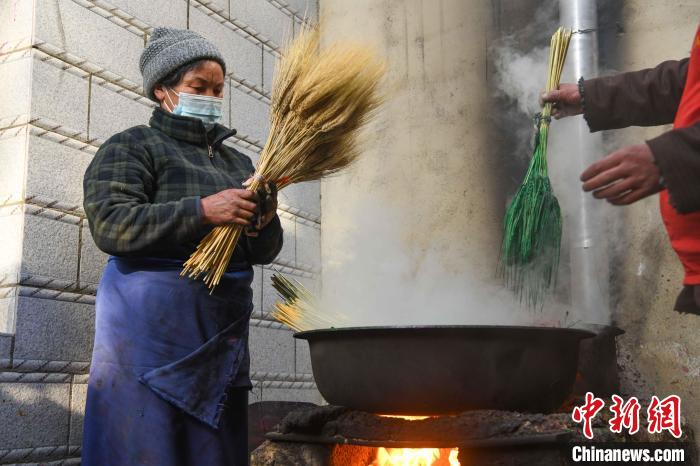 圖為拉薩手藝人制作年貨“羅薩梅朵”。　貢嘎來松 攝