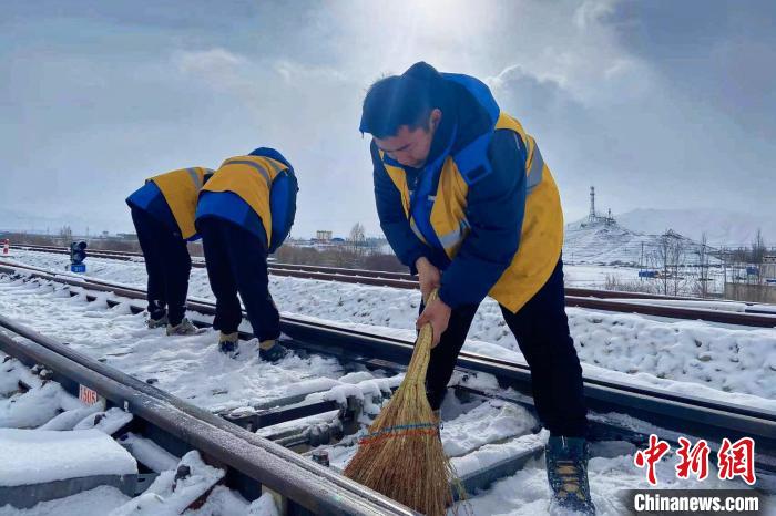 迎戰(zhàn)大雪西藏日喀則鐵路職工清掃積雪保障拉日鐵路運營