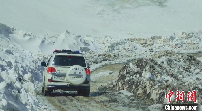 圖為邊壩縣降雪時夏貢拉山段路況?！∵厜慰h融媒體中心供圖