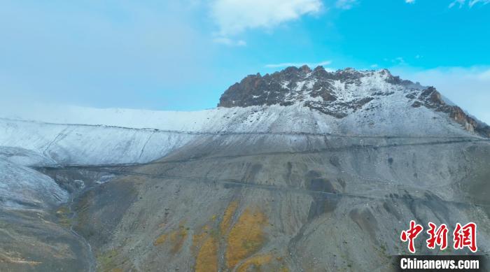 圖為邊壩縣降雪時夏貢拉山段路況。　邊壩縣融媒體中心供圖