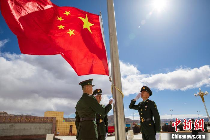 圖為在西藏阿里地區(qū)札達縣，軍民共同舉行升國旗儀式，慶祝西藏百萬農(nóng)奴解放紀念日?！詵| 攝