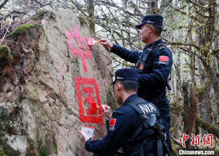 山南邊境管理支隊(duì)玉麥邊境派出所民警邊境巡邏途中在石頭上用油漆涂寫(xiě)“中國(guó)”二字 ?！∴嶇?攝